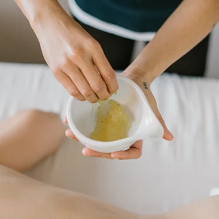 nakładanie olejku zapachowego na ciało podczas masażu Tajskiego