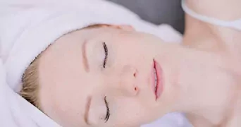 Kobieta leżąca podczas masażu